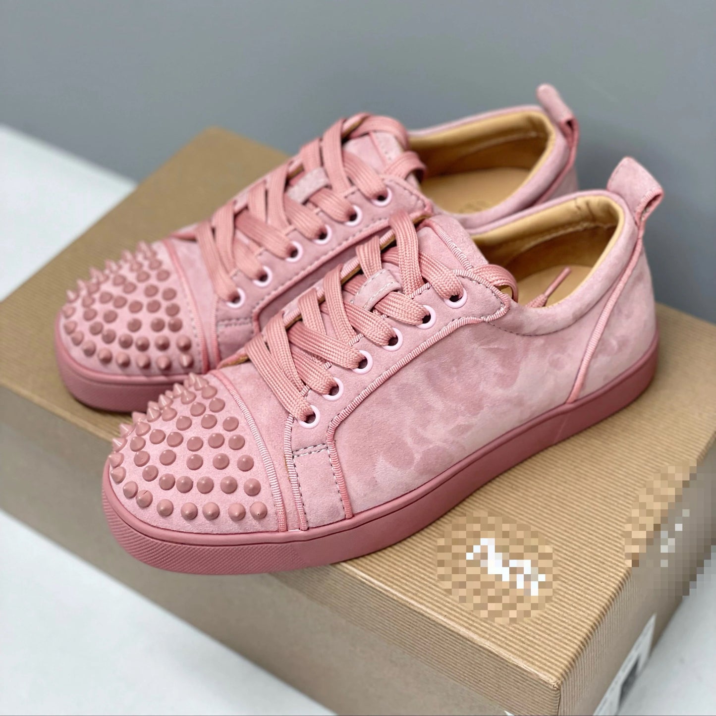 Lou Pink spikes